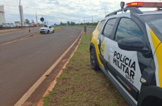 Mobi capota após colisão na PR-492; motorista do outro veículo deixa o local - capa