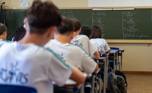 Paraná tem o menor atraso escolar do país no Ensino Médio, aponta Anuário da Educação Básica 2026 - capa