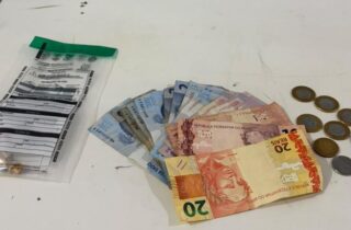 PM aborda dois homens e apreende porções de crack na Zona Sete, em Maringá - capa