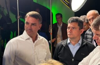 “Quero deixar claro que o candidato da Força Bolsonaro no Paraná ao governo é Sergio Moro”, diz Flávio ao lado de Moro em superlive - capa