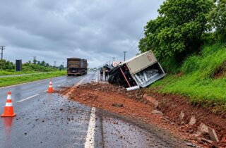 Caminhão tomba às margens da BR-376 em Nova Esperança; não houve vítimas - capa
