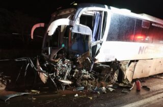 Colisão frontal entre ônibus de estudantes e caminhonete deixa dois feridos graves na BR-376 - capa