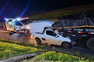 Colisão traseira na PR-317 deixa motorista gravemente ferido - capa