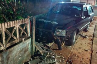 Condutor embriagado colide carro contra muro e é encaminhado à delegacia - capa