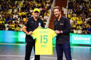 Fisioterapeuta maringaense Kleber Barbão é homenageado pela CBF por sua trajetória na Seleção Brasileira de Futsal - capa