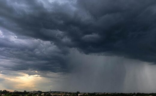 Frente fria intensifica risco de temporais, com previsão de até 200 mm de chuva no fim de semana - capa