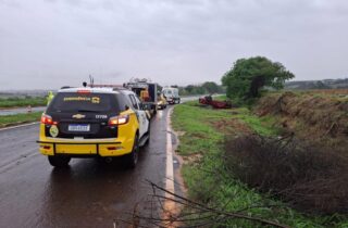 Motorista de 67 anos morre após caminhonete capotar em Marialva - capa