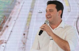Ratinho Junior convoca prefeitos aliados para reforçar campanha de Flávio Bolsonaro no 2º turno - capa